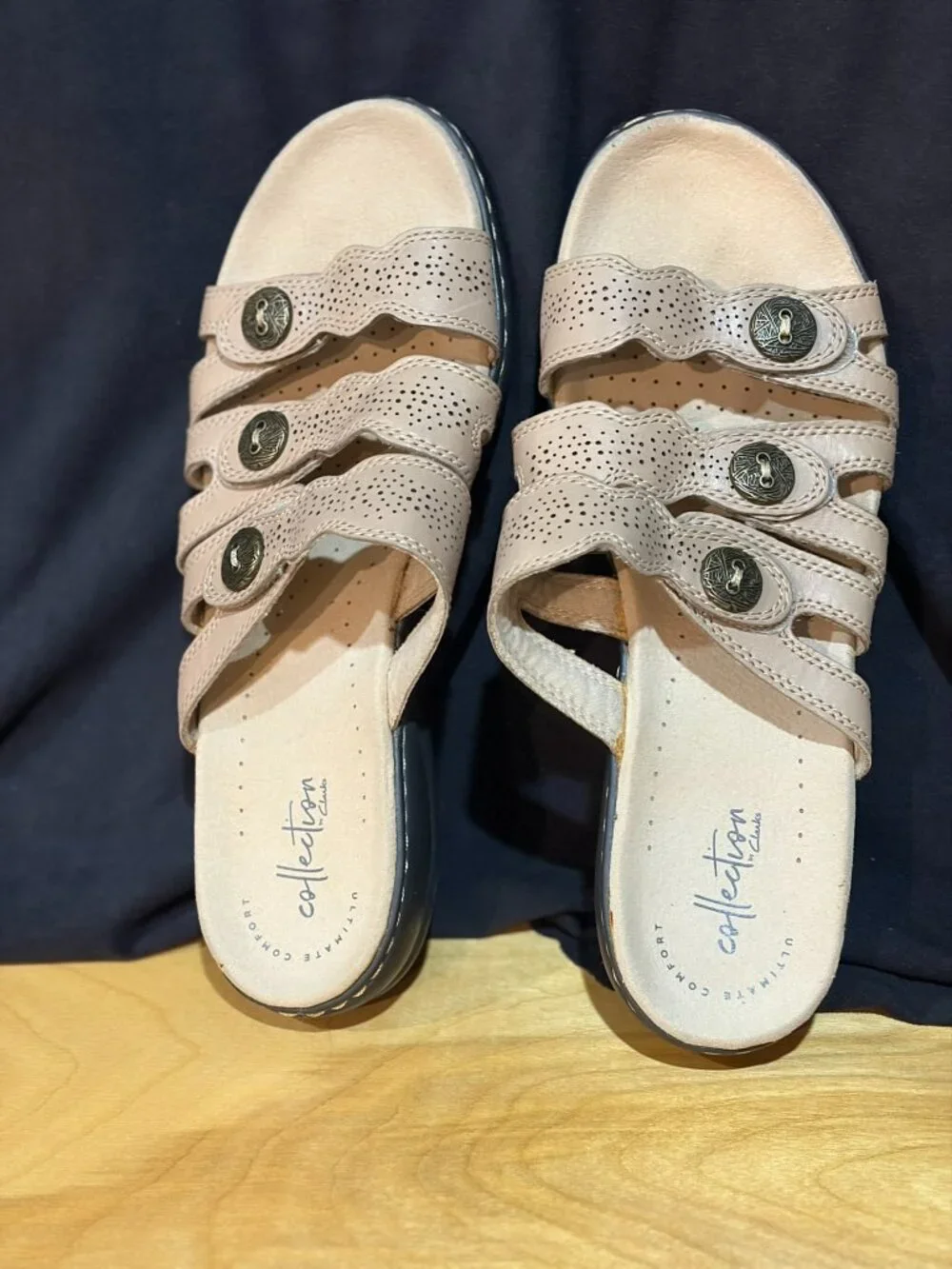 Clarks Women's Leisa Grace sandals beige color Ladies Size 9.5w